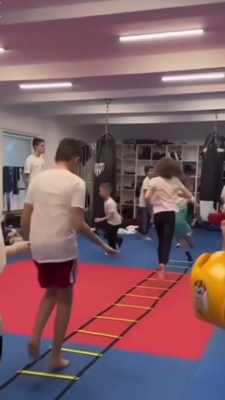 Gyerekek kick-box edzésen a Titán termében